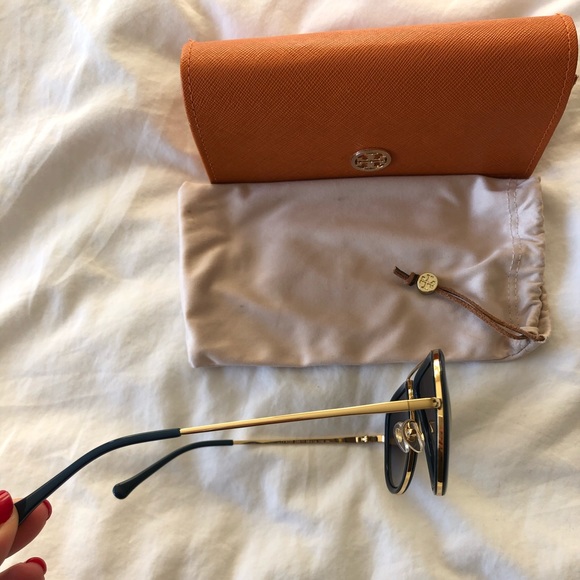 Blue Tory Burch sunglasses - Picture 2 of 4